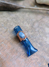 Load image into Gallery viewer, Blue glass joint holder - Moonstone